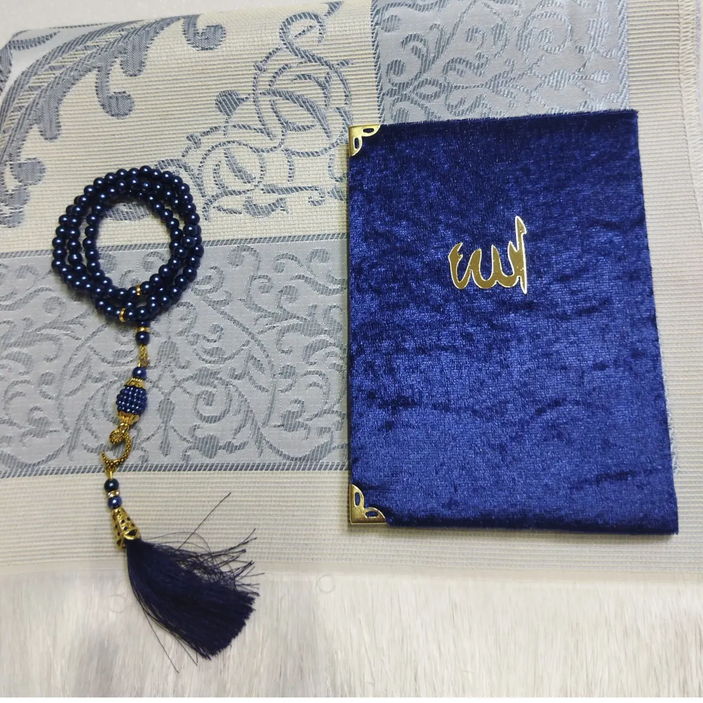 Geschenkbox mit Gebetsteppich (Seccade), Tesbih und Surenbuch – Muslimisches Geschenkset für Namaz, Salah und Gebet