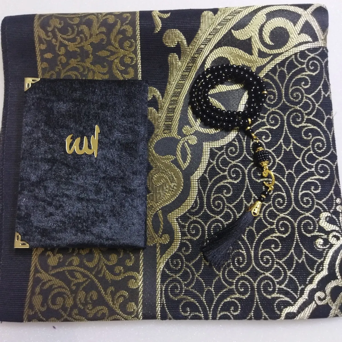 Geschenkbox mit Gebetsteppich (Seccade), Tesbih und Surenbuch – Muslimisches Geschenkset für Namaz, Salah und Gebet