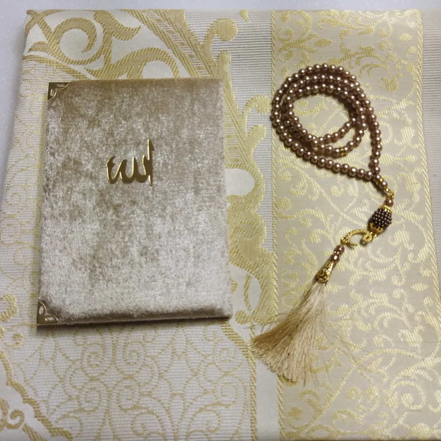 Geschenkbox mit Gebetsteppich (Seccade), Tesbih und Surenbuch – Muslimisches Geschenkset für Namaz, Salah und Gebet