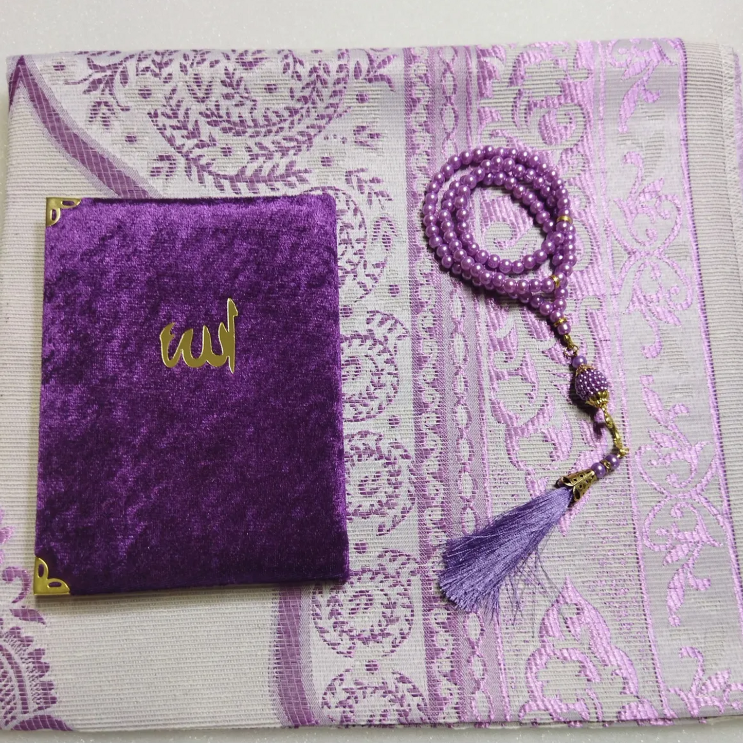 Geschenkbox mit Gebetsteppich (Seccade), Tesbih und Surenbuch – Muslimisches Geschenkset für Namaz, Salah und Gebet