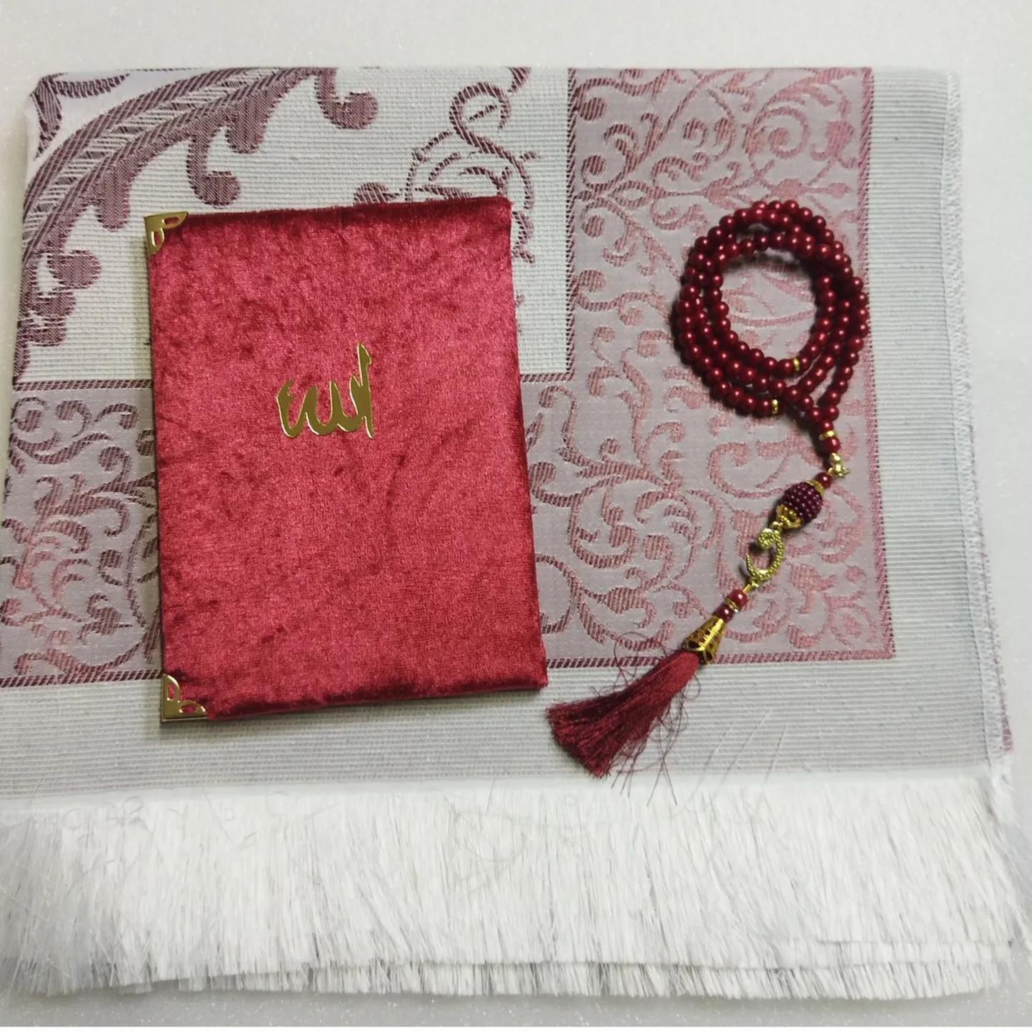 Geschenkbox mit Gebetsteppich (Seccade), Tesbih und Surenbuch – Muslimisches Geschenkset für Namaz, Salah und Gebet