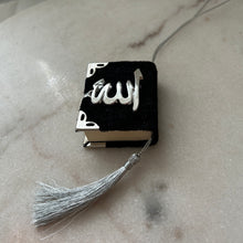 Lade das Bild in den Galerie-Viewer, 5x Mini Koran mit goldfarbigen Plexiglas &quot;Allah&quot; | Andenken | Beschneidung | Verlobungsgeschenk 5 × 5,5 cm
